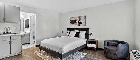 Desk, travel cot, free WiFi