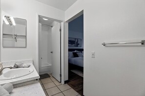 Hair dryer, towels - Stylish renovated studio with new modern design (Las Vegas)