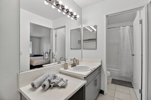 Hair dryer, towels - Cozy updated studio with comfortable modern layout (Las Vegas)