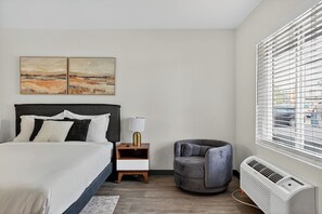 Desk, travel cot, free WiFi - Cozy updated studio with comfortable modern layout (Las Vegas)