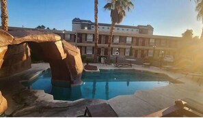 Pool - Cozy updated studio with comfortable modern layout (Las Vegas)