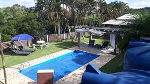 A backyard with a swimming pool, a pergola, and outdoor furniture. - Romantic chalet for couples in love. (Santa Isabel)
