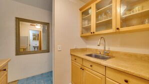 Interior - Kona Beach Retreat Steps to Ocean: Soak & Stroll! (Kailua-Kona)