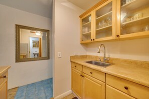 Interior - Kona Beach Retreat Steps to Ocean: Soak & Stroll! (Kailua-Kona)