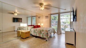 Interior - Kona Beach Retreat Steps to Ocean: Soak & Stroll! (Kailua-Kona)