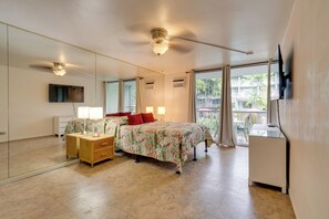 Interior - Kona Beach Retreat Steps to Ocean: Soak & Stroll! (Kailua-Kona)
