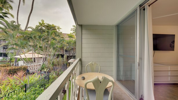 Interior - Kona Beach Retreat Steps to Ocean: Soak & Stroll! (Kailua-Kona)