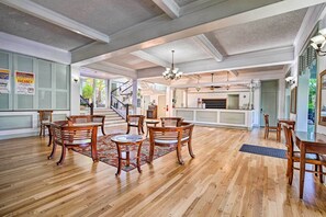 Interior - Kona Studio Steps From Shore: Sip, Swim, Explore! (Kailua-Kona)