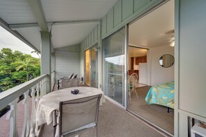 Interior - Steps to the Kona Coastline! Poolside Studio (Kailua-Kona)