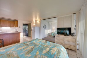 Interior - Steps to the Kona Coastline! Poolside Studio (Kailua-Kona)