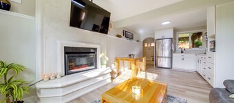 'the Salty Hawk Hideaway' - Chic Washington ADU