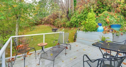 Steps to Beach: Scenic Escape in Port Orchard!