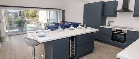 Lave-vaisselle, batterie de cuisine, vaisselle et ustensiles