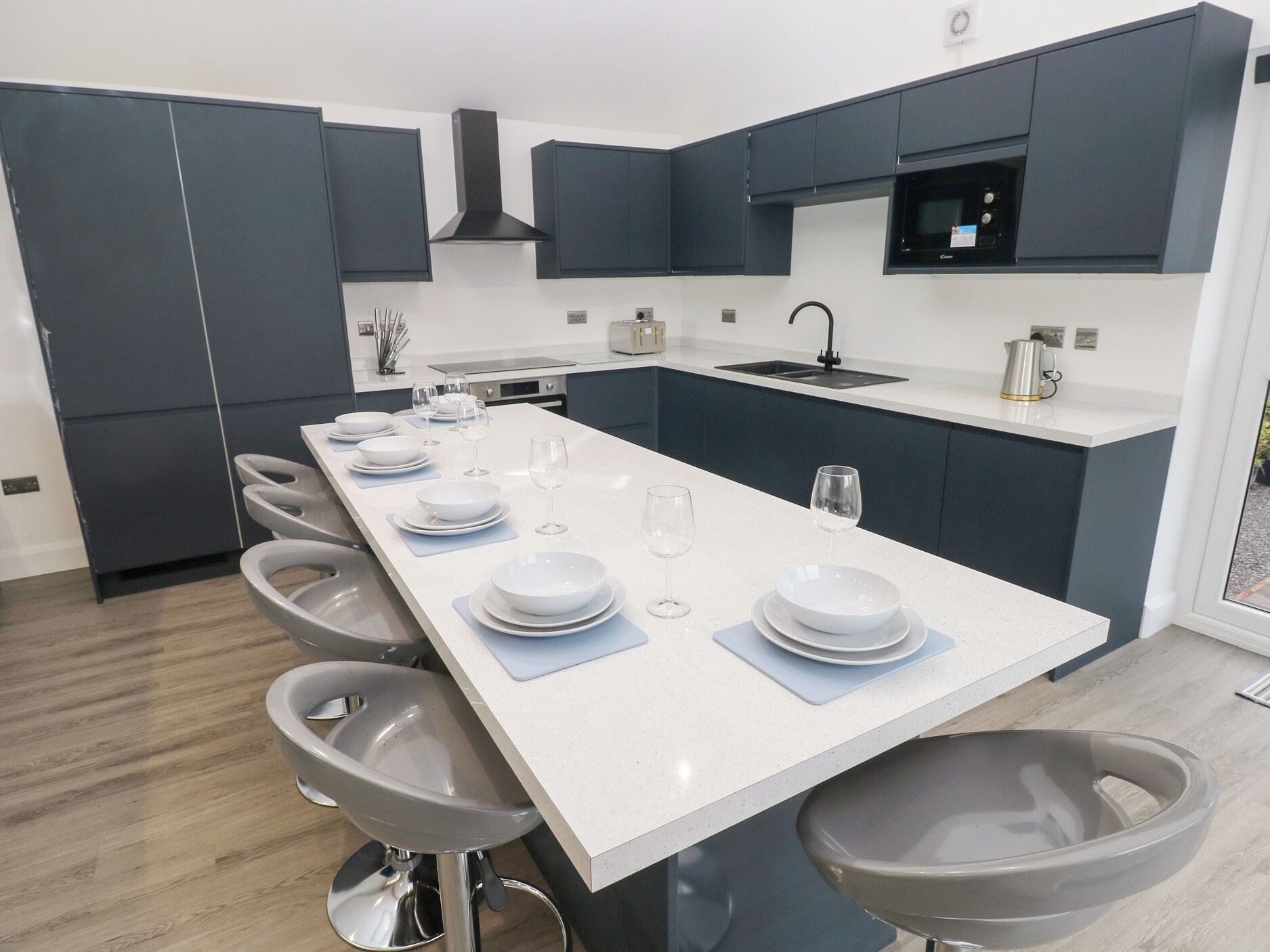 Lave-vaisselle, batterie de cuisine, vaisselle et ustensiles