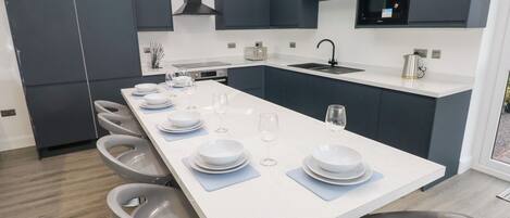 Lave-vaisselle, batterie de cuisine, vaisselle et ustensiles