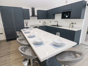 Dishwasher, cookware/dishes/utensils