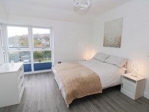 3 bedrooms, individually decorated, individually furnished, free WiFi - Milkwood Villa (Carmarthen)