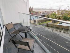Outdoor dining - Milkwood Villa (Carmarthen)