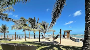 Na praia, areia branca