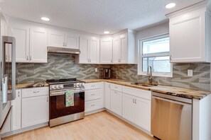 House (2 Bedrooms) | Interior - 2 Mi to Beach! Snowbird Haven w/ Pool in Venice (Venice)
