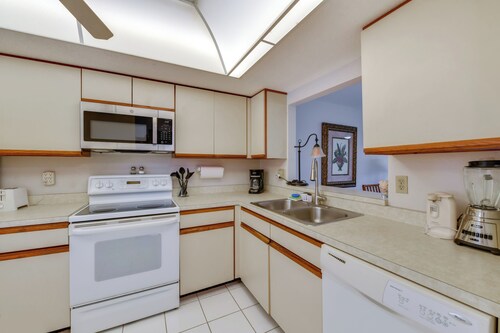 3 Mi to Beach: Venice Getaway w/ Pool Access!