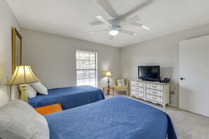 Apartment (2 Bedrooms) | Interior - 3 Mi to Beach: Venice Getaway w/ Pool Access! (Venice)