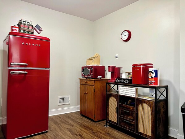 Interior - Retro 1950s Themed 1 Bedroom 1 Full Bath Guest Suite Near Philadelphia Airport (Boothwyn)