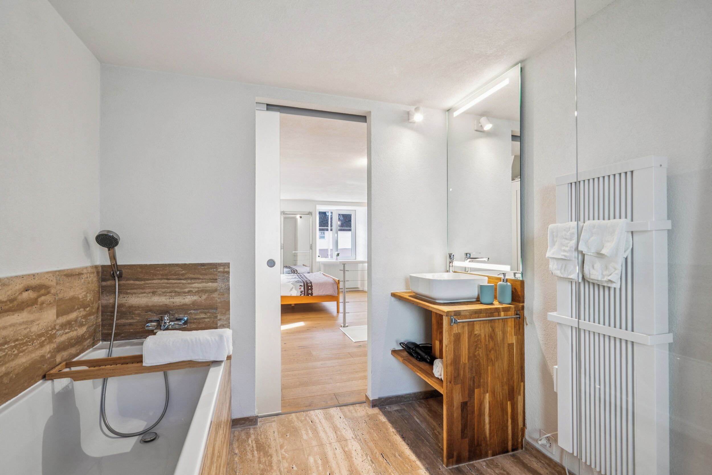 Sèche-cheveux, serviettes fournies, savon, papier toilette