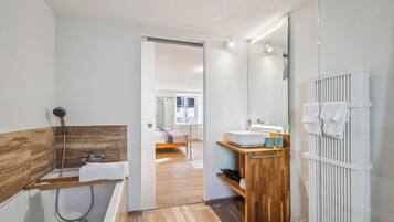 SĂšche-cheveux, serviettes fournies, savon, papier toilette