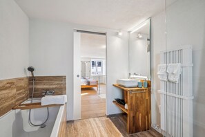 Sèche-cheveux, serviettes fournies, savon, papier toilette