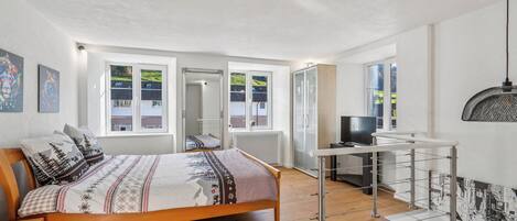 Tabla de planchar con plancha, Internet, ropa de cama