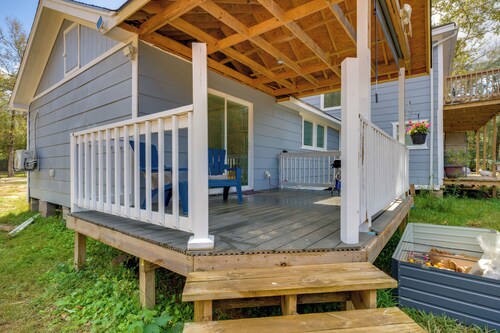 10 Mi to Lake Conroe: Couples Retreat w/ Porch!
