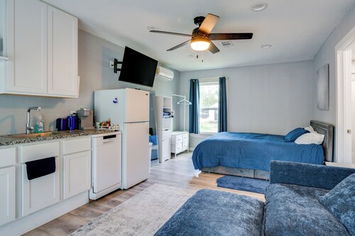 10 Mi to Lake Conroe: Couples Retreat w/ Porch!