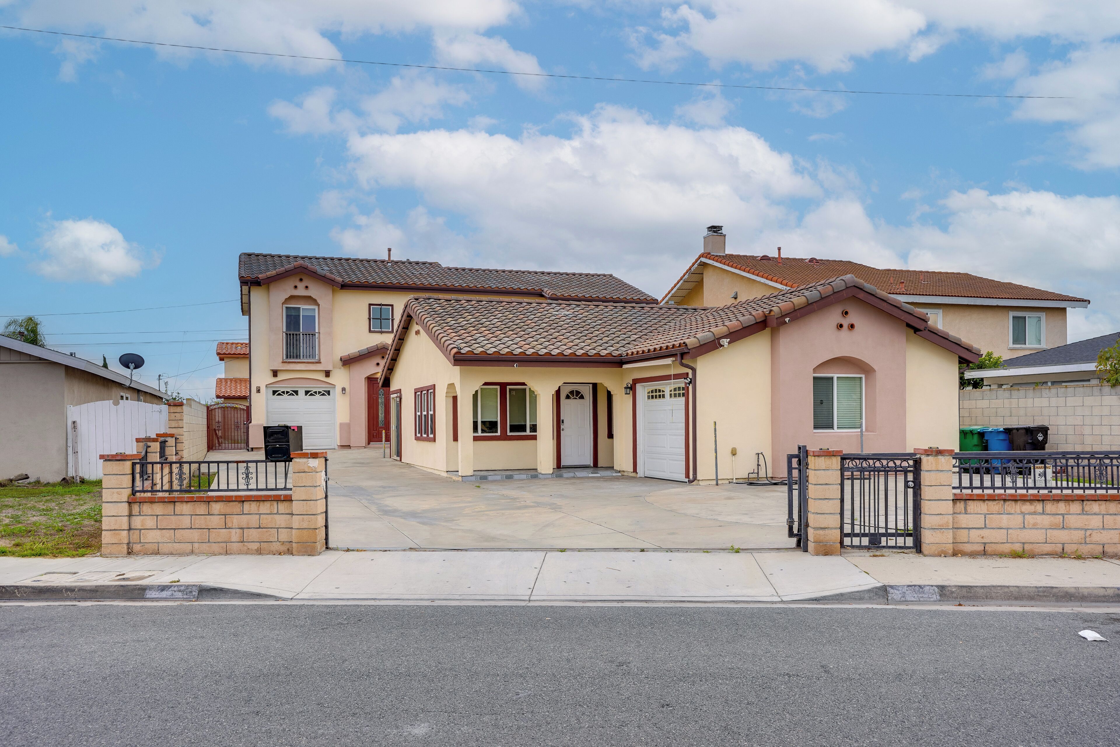 Vista frontal de la propiedad