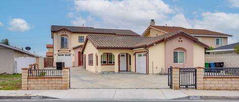 Vista frontal de la propiedad