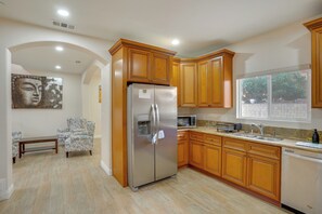 Interior - Explore the OC Coast! Midway City Home w/ Yard (Midway City)