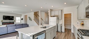 สระว่ายน้ำ + ชานบ้าน: บ้านเงียบสงบใกล้ทะเลสาบ นอร์แมน