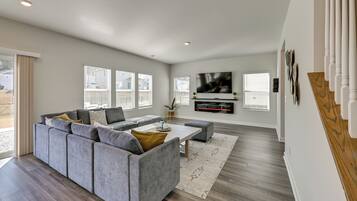 House (4 Bedrooms) | Depan hartanah