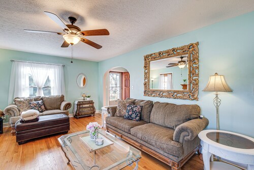 < 1 Mi to Dtwn Franklin: Charming Home w/ Sunroom!