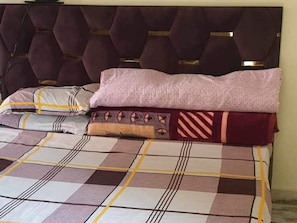 Room, 2 Bedrooms, Terrace - Room-cozy Guest Room in Vrindavan With 4 (Mathura)
