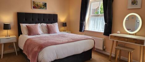 Schreibtisch, Bügeleisen/Bügelbrett, kostenloses WLAN, Bettwäsche