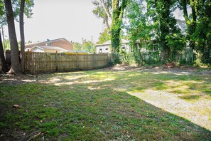 Property grounds - Vintage One-Bedroom Retreat - Close to Duke! (Durham)