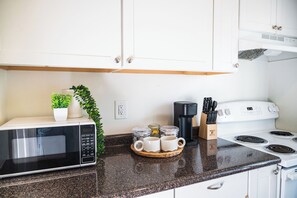 Private kitchen - Vintage One-Bedroom Retreat - Close to Duke! (Durham)