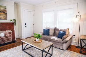 Living area - Vintage One-Bedroom Retreat - Close to Duke! (Durham)