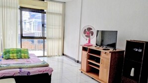 A bedroom with a bed, a TV, a fan, and a wardrobe. - Room-jr-house 34-103 Near Donmuang Airpo (Bangkok)