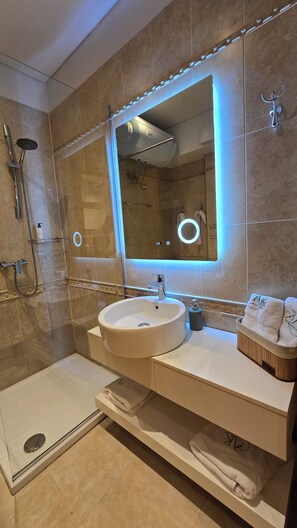 Deluxe Studio, City View | Bathroom - Arkle Apartment 8 (Tirana)