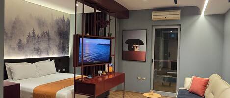 Deluxe Studio, City View | In-room dining