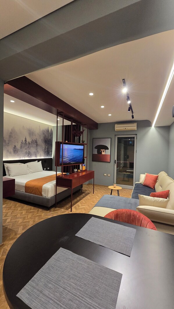 Deluxe studio, uitzicht op de stad | Dineren op de kamer