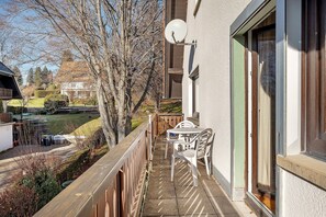 Outdoor dining - Apartment 3 with Shared Garden and Wi-Fi (Lenzkirch)