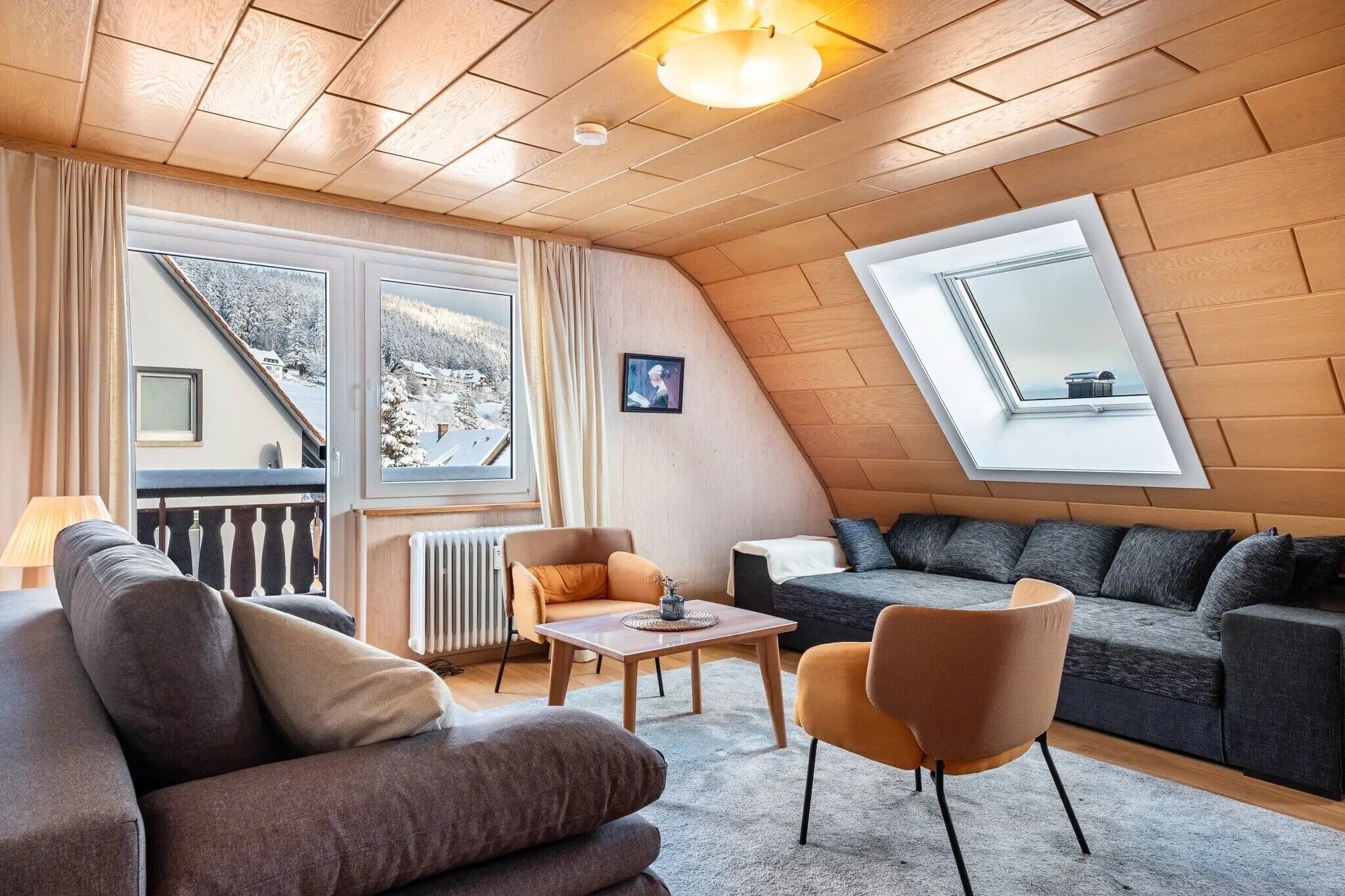 Tv, eldstad och ett bordtennisbord